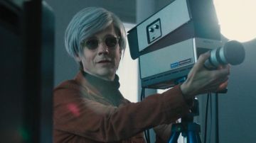 La caméra Sony de Andy Warhol (John Cameron Mitchell) dans Vinyl