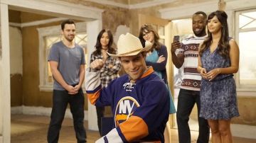 La robe courte Veronica Beard de Cece Parekh (Hannah Simone) dans New Girl S06E11