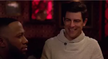 Les looks de New Girl : le pull beige Billy Reid porté par Schmidt (Max Greenfield) dans l'épisode 11 de la saison 6
