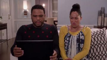 Le pull noir à abeilles rouges Gucci d'Andre Johnson (Anthony Anderson) dans Black-ish S03E11