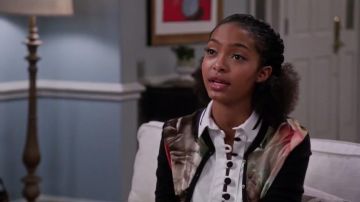Le chemisier blanc CARVEN de  Zoey Johnson (Yara Shahidi) dans Black-ish S03E11