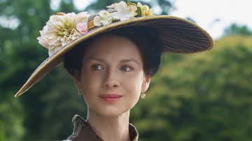 The earrings of Claire Fraser (Caitriona Balfe) in Outlander S02E05