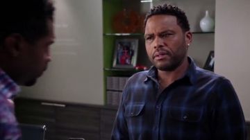 La che­mise noire rayée Ovadia & Sons d'Andre John­son (An­thony An­der­son) dans Black-ish S03E11