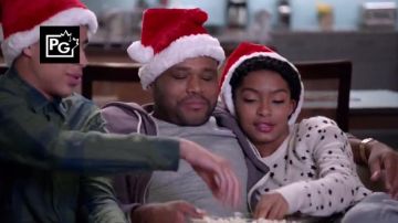 Le pull blanc étoilé Equipment by Kate Moss de Zoey John­son (Yara Sha­hidi) dans Black-ish S03E10