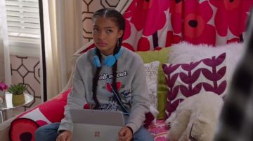 Le sweat gris Maje de Zoey John­son (Yara Sha­hidi) dans Black-ish S03E10