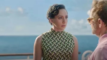Jil Sander Top sans manches en jersey de soie à imprimé chevrons porté par Anna (Lauren Patten) dans Death and Other Details (S01E05)
