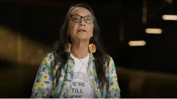 Blusa con botones Talbots Camisa delantera usada por Tantoo Cardinal como se ve en Marvel Studios Ensamblado (S01E05)