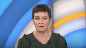 Top de volantes de satén retorcido de Zadig & Voltaire usado por Stephanie Gosk como se ve en Today el 2 de febrero de 2024