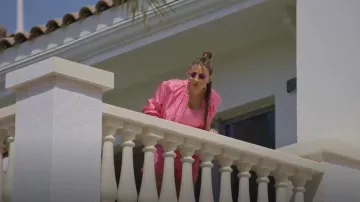 Chaqueta bomber de seda bordada Gucci usada por Safa Siddiqui como se ve en Dubai Bling (T02E04)