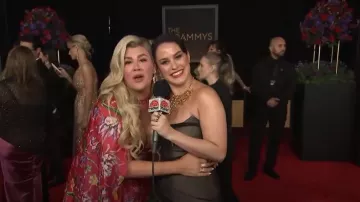Kenneth Jay Lane Collier branche de corail en or poli porté par Donna Farizan comme on le voit dans Aujourd’hui avec Hoda et Jenna le 5 février 2024