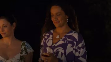 Top estampado fruncido de Zara usado por Monica Hill (Samora Smallwood) como se ve en The Way Home (T02E01)