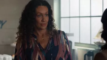 Blusa con cuello corbata de Ba & Sh Wim usada por Monica Hill (Samora Smallwood) como se ve en The Way Home (T02E01)