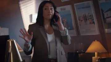 T-shirt à col en V décontracté James Perse avec reliure inversée porté par Kat Landry (Chyler Leigh) comme on le voit dans The Way Home (S02E01)