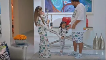 Pantalones Adidas Jeremy Scott Wide Leg usados por Safa Siddiqui como se ve en Dubai Bling (S02E05)