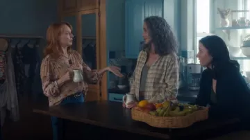 Camisa de Ba & Sh Vlad usada por Rita Richards (Marnie McPhail) como se ve en The Way Home (T02E01)
