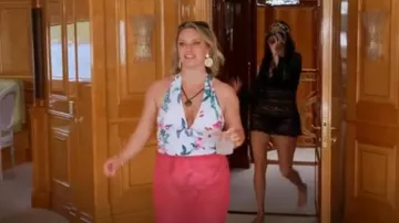 Maillot de bain Cupshe Une Pièce Maillot De Bain Col V Licou Ruché Ventre Ruché Tropical Dos Nu porté par Lyne comme on le voit dans Below Deck (S11E01)