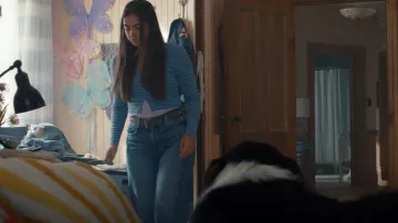 American Eagle Dreamy Drape Super High Waisted Baggy Wide Leg Jean In Blue usado por Alice Dhawan (Sadie Laflamme-Snow) como se ve en The Way Home (S02E02)