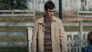Sobrecamisa utilitaria de mezclilla GAP usada por el joven Elliot Augustine (David Webster) como se ve en The Way Home (T02E03)