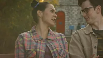 Chaqueta a cuadros recortada retrod usada por la adolescente Kat Landry (Alex Hook) como se ve en The Way Home (T02E03)