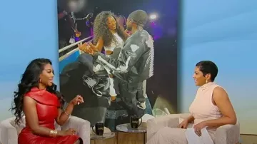Robe mi-longue cousue Alaïa portée par Tamron Hall comme on le voit dans Tamron Hall Show le 6 février 2024