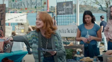 Kimono estampado Olsen Eco Lodge usado por Rita Richards (Marnie McPhail) como se ve en The Way Home (S02E03)