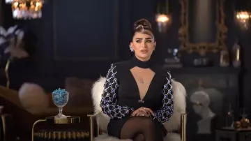 David Koma Mini vestido de crepé con mangas enjoyadas usado por Safa Siddiqui como se ve en Dubai Bling (S02E06)