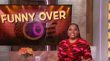 Cardigan géométrique Versace porté par Sherri Shepherd vu dans Sherri le 31 janvier 2024