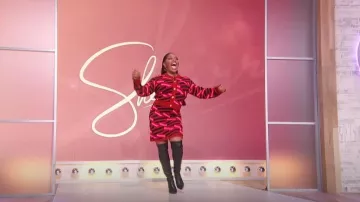 Mini-jupe texturée Versace La Greca portée par Sherri Shepherd vue dans Sherri le 31 janvier 2024