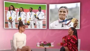House of CB Mahalia Minirobe de cocktail à manches longues portée par Sydney McLaughlin comme on le voit dans Sherri le 31 janvier 2024