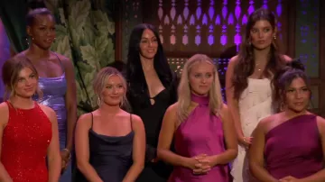 Vestido largo con abertura lateral adornado de San Marino en negro usado por Allison Hollinger como se ve en The Bachelor (T28E03)