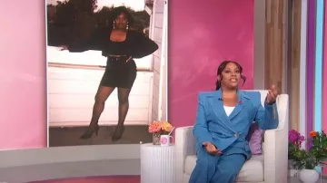 Sergio Hudson Blazer vaquero cruzado usado por Sherri Shepherd visto en Sherri el 2 de febrero de 2024