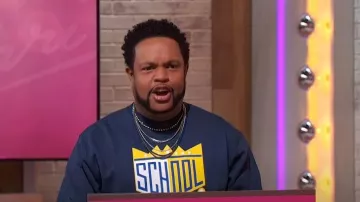 Sudadera de cuello redondo School daze usada por Jawn Murray como se ve en Sherri el 5 de febrero de 2024