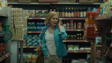 Grand sac à bandoulière en cuir Loewe Flamenco porté par Margaret (Nicole Kidman) dans Expats (S01E03)