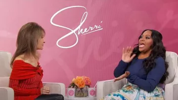 Haut en tricot Balmain à épaules dénudées porté par Susan Lucci comme on le voit dans Sherri le 5 février 2024
