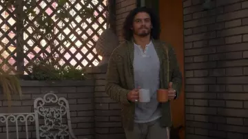 Cárdigan de punto trenzado de Lucky Brand usado por Gael Martinez (Tommy Martinez) como se ve en Good Trouble (T05E16)