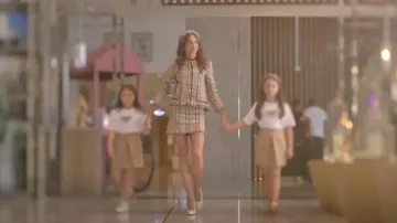 Falda Burberry Boucle MIni usada por Loujain Adada vista en Dubai Bling (S02E08)