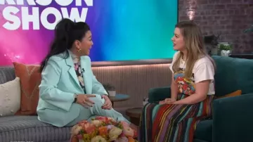 Blazer bleu clair Pinko porté par Sherry Cola dans The Kelly Clarkson Show le 23 janvier 2024