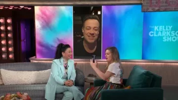 Pantalon Pinko bleu clair porté par Sherry Cola dans The Kelly Clarkson Show le 23 janvier 2024