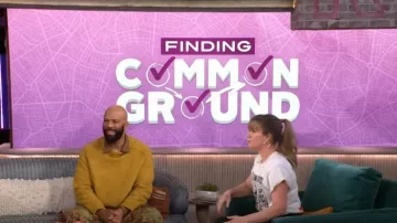 Suéter amarillo de Tyler de A.P.C. usado por Common como se ve en The Kelly Clarkson Show el 23 de enero de 2024