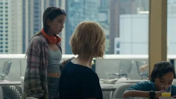 Beats Solo 3 usado por Daisy Woo (Tiana Gowen) como se ve en Expats (T01E01)