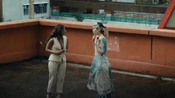 Vestido de malla de H&M usado por Elizabeth Ng como se ve en Expats (S01E02)