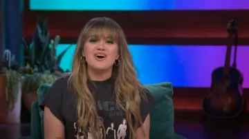 Camiseta con estampado de cuello falso de mayo de Noisy May Spice Girls usada por Kelly Clarkson como se ve en The Kelly Clarkson Show el 25 de enero de 2024