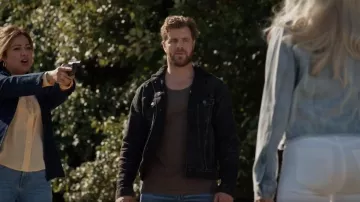 Chaqueta de camionero de mezclilla con capucha American Eagle usada por Chilly (parche de mayo) como se ve en Wild Cards (S01E04)