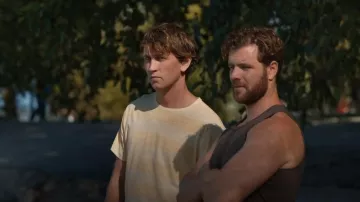 Camiseta de rayas H&M Regular Fit Linen Blend usada por Slater (Quinten James) como se ve en Wild Cards (S01E04)