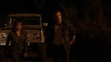 Chemise en flanelle à capuche super douce American Eagle portée par Cole Ellis (Giacomo Gianniotti) comme on le voit dans Wild Cards (S01E04)