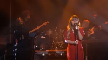 Vestido midi de Rixo Zadie Floral-Jacquard usado por Kelly Clarkson como se ve en The Kelly Clarkson Show el 1 de febrero de 2024