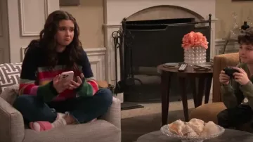 Suéter de terciopelo de Graham & Spencer Kacey Cashmere Classics usado por Sofia Capanna como se ve en Extended Family (T01E07)