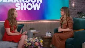 Jupe mi-longue en similicuir gaufré Wayf Roberta Croc portée par Kelly Clarkson dans The Kelly Clarkson Show le 6 février 2024