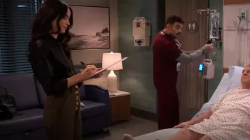 Pantalones acampanados de cintura alta Schiaparelli usados por Julia Mariano (Abigail Spencer) como se ve en Familia extendida (S01E07)