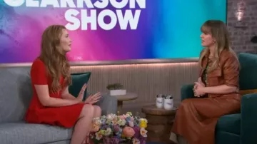 Robe Valentino en crêpe couture portée par Sarah J. Maas vue dans The Kelly Clarkson Show le 6 février 2024